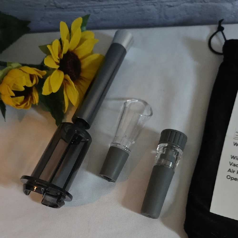 Wine Bottle Kit with Vacuum Stopper and Pourer